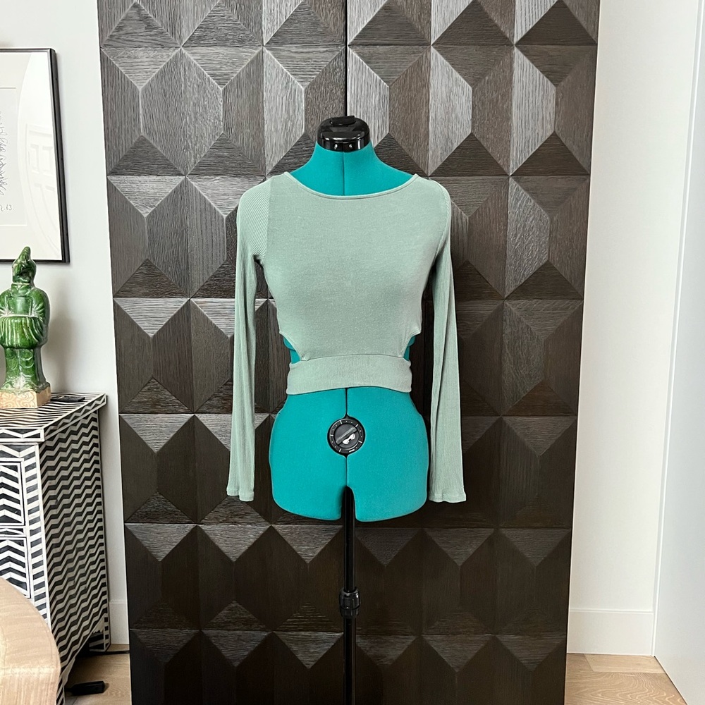 Alo wrap around knit in size small